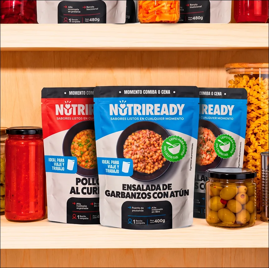 Bolsas de platos preparados Nutriready en una despensa
